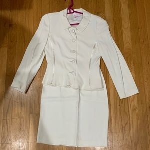 Pre-Ownded Gennyway 2 pcs Skirt Jacket Suit Cream